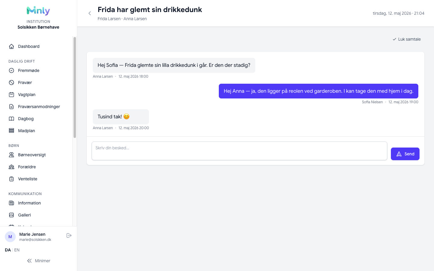 Skærmbillede af en beskedtråd mellem personale og forælder med fuld kontekst